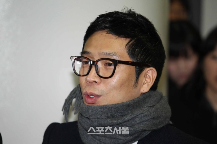 MC몽 성매매 의혹...CCTV에 포착된 여성 셋