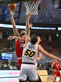 [포토] 칸터 ‘수비 피해서’