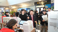 육동한 시장, 설 맞이 춘천시 사회적경제제품 판촉행사장 방문