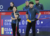‘정전 사태→오심 논란’ 겪은 컬링 김선영·정영석, 반전 다짐했지만 개최국 伊에 4-8 패배 ‘라운드로빈 2패째’ [2026 밀라노]