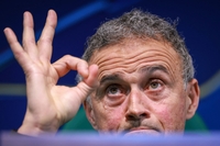 강인이는 어쩌고 떠나나요…‘캐릭 매직’에도 정식 사령탑 찾는 맨유, ‘PSG 재계약 거부 설득’ 엔리케 감독 에이전트와 벌써 만났다