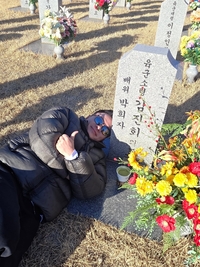 “꿈에 나온 엄마 보러 한걸음에” 김태균, 대전 현충원 찾아 뭉클한 효심