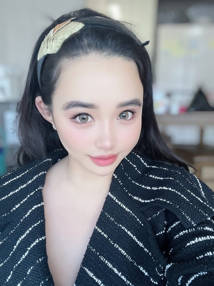 '활동 중단' 박봄, 명품 머리띠에 차분한 메이크업...한층 달라진 분위기로!