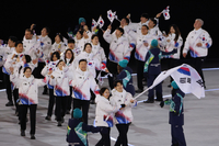 ‘차준환·박지우 기수’ 한국, 태극기 펄럭이며 22번째 입장…두 성화대 타올랐다! 성화 최종 주자 伊 스키 리빙레전드 [2026 밀라노]