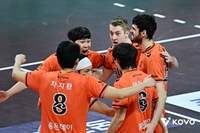 ‘홈 부산에서 또 이겼다’ OK저축은행, 만원 관중 속 2연승으로 4위 탈환…최하위 삼성화재는 6연패 늪