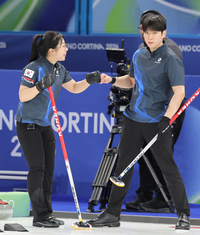 컬링 믹스더블 김선영-정영석, 9-3으로 이번엔 에스토니아 잡았다…5연패 뒤 ‘2연승’[2026 밀라노]