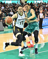 [포토]골밑으로 파고드는 KB스타즈 강이슬