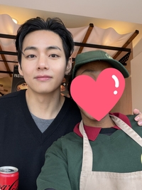 포르투갈 타르트 가게의 아미…뷔가 먼저 사진을 청했다