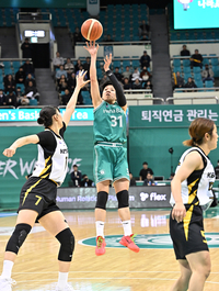 [포토]박지수의 수비를 피해 슛하는 진안