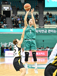 [포토]맹활약 펼치는 하나은행 박소희