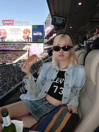 로제, 생애 첫 슈퍼볼 직관 인증...직관엔 역시 핫도그!