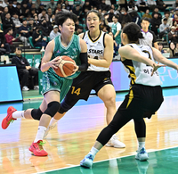 [포토]KB스타즈 골밑으로 파고드는 하나은행 진안