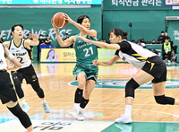 [포토]골밑으로 파고드는 하나은행 사키