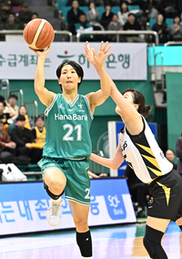 [포토]하나은행 사키, 가볍게 한 손으로!