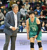 [포토]진안에게 이야기 하는 하나은행 이상범 감독