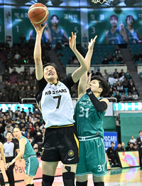 [포토]골밑 득점하는 KB스타즈 박지수