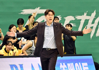 [포토]KB스타즈 김완수 감독, 뒤집어야 해!