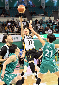 [포토]힘겹게 슛 던지는 KB스타즈 강이슬