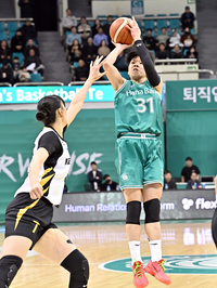 [포토]하나은행 진안, KB스타즈 박지수의 수비를 피해