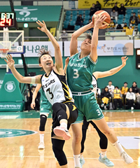 [포토]리바운드 따내는 하나은행 정현
