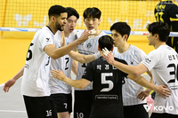 알고도 못 막는 레오의 ‘강서브’+최민호 ‘공백’ 메운 김진영…현대캐피탈, KB손해보험 꺾고 선두 ‘탈환’[현장리뷰]