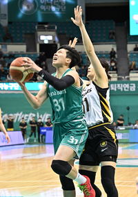 [포토]하나은행 강이슬의 골밑슛