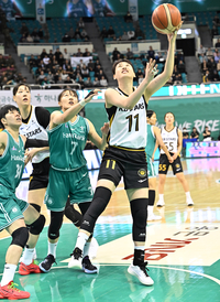 [포토]KB스타즈 강이슬의 골밑슛