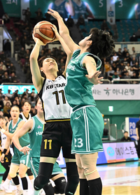 [포토]KB스타즈 강이슬의 골밑슛