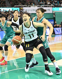 [포토]골밑 공격하는 KB스타즈 강이슬