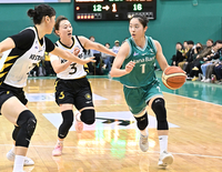 [포토]돌파 시도하는 하나은행 박소희