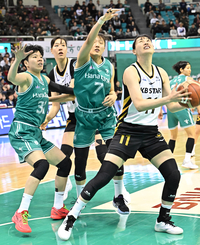 [포토]골밑슛 하는 KB스타즈 강이슬