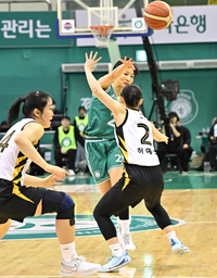 [포토]하나은행 사키, 패스를 받아 줘!