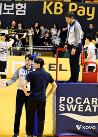 1세트 29-30에서 ‘캐치볼’, 항의로 코치 세트 퇴장까지…하현용 대행 “앞으로 똑같이 판정한다는데 보겠다”[현장인터뷰]