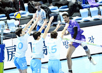 [포토]대한항공의 블로킹벽 뚫는 우리카드 아라우조