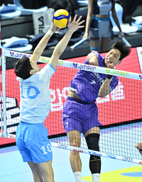 [포토]속공 시도하는 우리카드 이상현