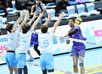 [포토]우리카드 아라우조의 연타 공격