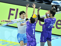 [포토]공 밀어넣는 대한항공 정지석