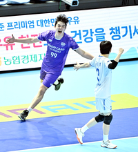 [포토]대한항공 러셀의 공격을 막아낸 우리카드 김지한