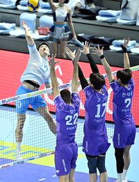 [포토]대한항공 정지석, 3인 블로커 앞에 두고!