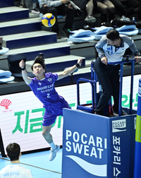 [포토]끝까지 공 살려내는 우리카드 한태준