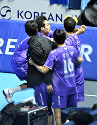 [포토]끝까지 공 살려내는 우리카드 한성정