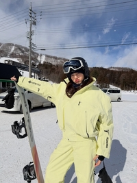 블랙핑크 리사, 설원 위 화사한 근황... “스노보드 강사 모집 중”