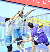 [포토]우리카드 김지한의 공격을 막아내는 대한항공 김규민