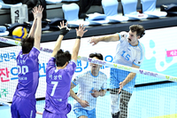 [포토]우리카드 블로킹 벽 뚫는 대한항공 러셀