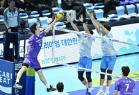 [포토]힘겹게 공 넘기는 우리카드 김지한