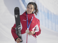 ‘1200억 벌어서 그런가?’ 구아이링 銀→中민심 ‘싸늘’…베이징 땐 예뻐 죽더니 [2026 밀라노]