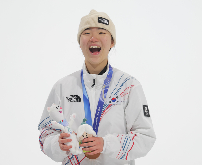 “처음 성공했어요” 18살 소녀가 쓴 ‘스노보드 역사’…겁 없이 덤볐다, ‘메달’ 따라왔다 [2026 밀라노]