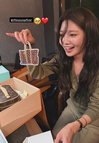 최수영, 생일 맞아 티파니 영의 ‘L사’ 명품 선물에 “토끼눈”