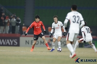 중국 챔피언 상대로 압도했는데…단 한 골이 터지지 않은 강원, 상하이 포트와 0-0 아쉬운 무승부 그래도 8위 도약[현장리뷰]