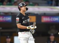 ‘돌싱·은퇴’ 황재균, 새출발 알렸다…전현무 소속사와 전속계약 [공식]